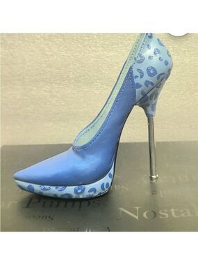 Raine Just the Right Shoe Figurine, Maneater, Electric Blue w/Silver Stiletto.